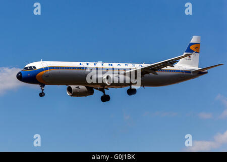 Lufthansa, Airbus A321 Ansätze für die Landung, Prag, Tschechische Republik Stockfoto