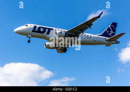 LOT Polish Airlines, Embraer ERJ-170, nähert sich zur Landung, Prag, Tschechische Republik Stockfoto