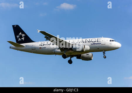 Lufthansa, Airbus A319, Ansätze für die Landung Prag, Tschechische Republik Stockfoto