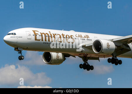 Emirates Airlines Flugzeug Boeing 777 nähert sich der Landung, Prag, Tschechische Republik Stockfoto