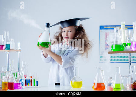 Hübsche kleine Brünette posiert in Chemie-Labor Stockfoto