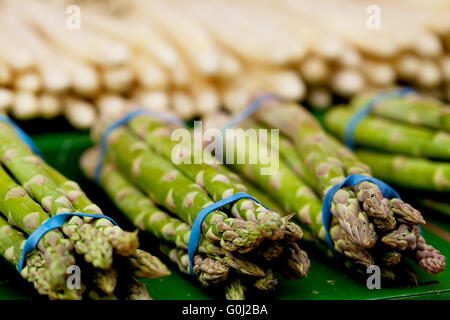 frische saisonale Spargel auf Markt Stockfoto