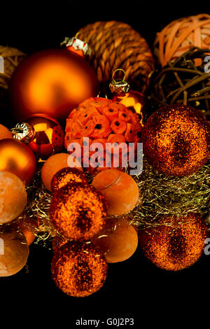 Weihnachtsdekoration in Orange auf schwarz Stockfoto