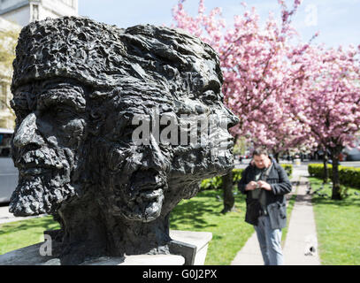 Zwölf Antworten auf Tragödie inmitten helle Cherry Blossom an einem heißen Sommertag in South Kensington in London Museumsquartier Stockfoto