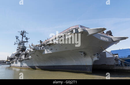 USS Intrepid Flugzeugträger Schiff angedockt in Manhattan als das Intrepid Sea Air and Space Museum Stockfoto