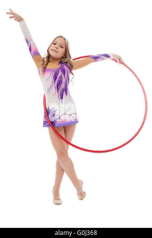 Junger künstlerische Athlet führt mit Hula-Hoop Stockfoto