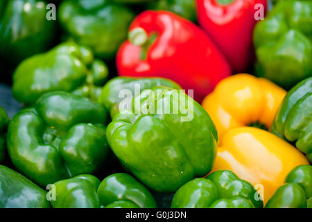 Frische gesunde rote gelbe Geen Paprika Pfeffer Makro Nahaufnahme Stockfoto