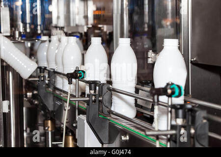 Milch Flaschen Verpackungslinie Stockfoto