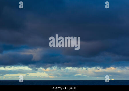 Landschaftsansicht Gewitterwolken und Eisberge in der Nähe von Elephant Island, South Atlantic im Januar 2014. Stockfoto