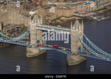 London Tower Bridge, als einige Doppeldecker-Busse fahren durch. Stockfoto