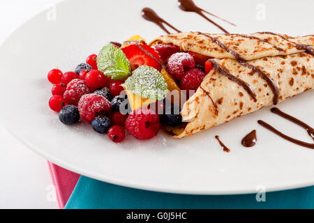 frische leckere hausgemachte Crêpe Pfannkuchen und Obst Stockfoto