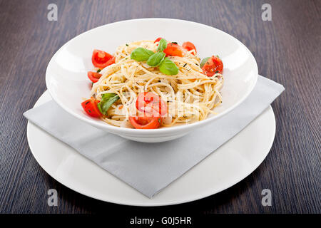 frische leckere Pasta Spaghetti mit Tomaten und Basilikum Stockfoto