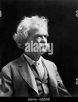 Autor und Humorist Samuel Langhorne Clemens, besser bekannt unter seiner Feder Namen Mark Twain im Jahre 1907. Stockfoto