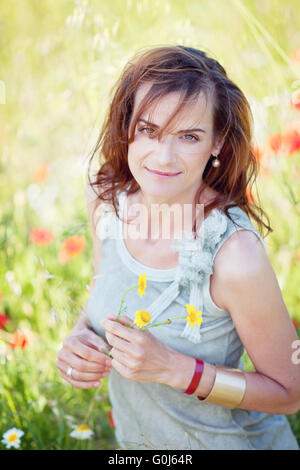 Brünette Frau lächelnd im Sommer im freien Stockfoto