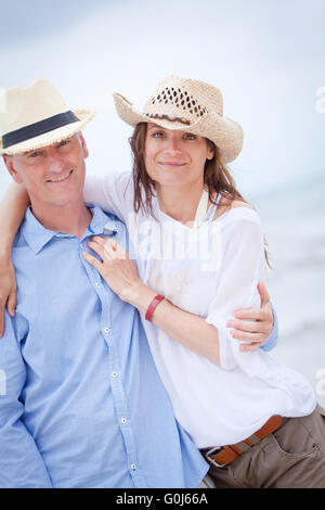 Erwachsenen Brautpaar im Sommer am Strand Stockfoto