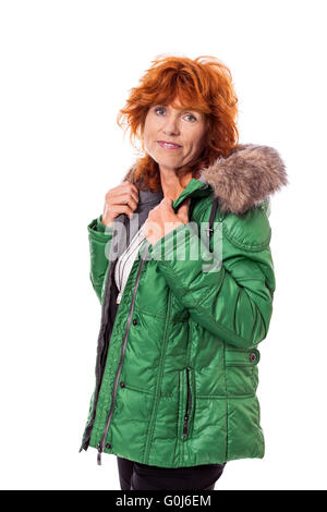 Rothaarige lächelnden Erwachsenen Reife Frau mit Geen warme Jacke Stockfoto