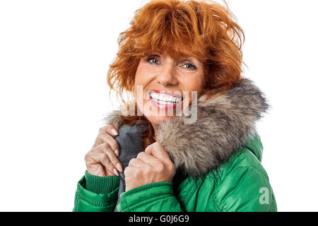Rothaarige lächelnden Erwachsenen Reife Frau mit Geen warme Jacke Stockfoto
