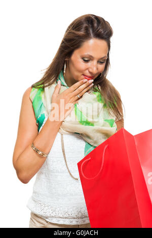 Modebewusste Frau auf der Suche in einer Shopping-Tasche Stockfoto