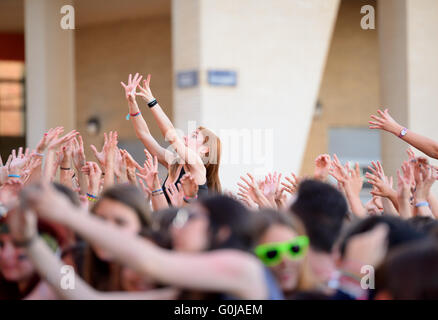 BARCELONA - 23 Mai: Mädchen aus dem Publikum vor der Bühne anfeuern ihrer Idole beim Primavera Pop Festival. Stockfoto