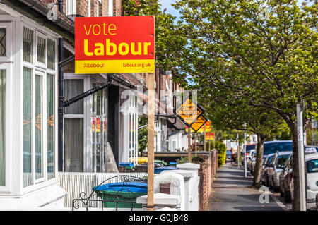 Reihe von Reihenhäusern, die politischen Parteien Pol anzeigen anmeldet Wahl Periode, Watford, Hertfordshire, England, UK Stockfoto