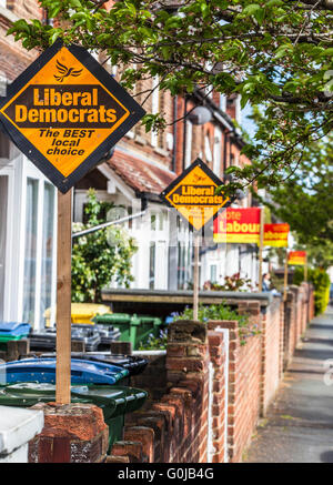 Reihe von Reihenhäusern, die politischen Parteien Pol anzeigen anmeldet Wahl Periode, Watford, Hertfordshire, England, UK Stockfoto