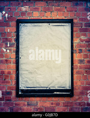 Leere Billboard auf einer roten Backsteinmauer Stockfoto
