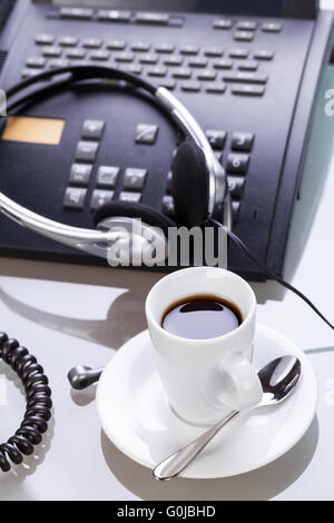 machen Sie eine Pause im Büro Kaffee am Schreibtisch Business lifestyle Stockfoto