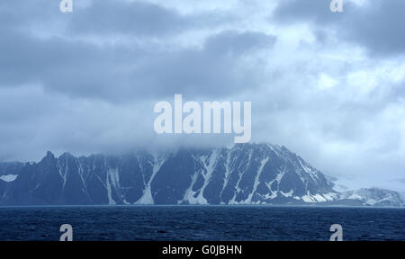 Gletscher und Berge hinunter zum Meer auf Elephant Island zu erreichen. Elephant Island, Antarktis, Süd-Atlantik. Stockfoto