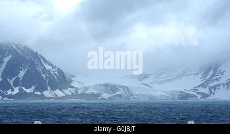 Gletscher und Berge hinunter zum Meer auf Elephant Island zu erreichen. Elephant Island, Antarktis, Süd-Atlantik. Stockfoto