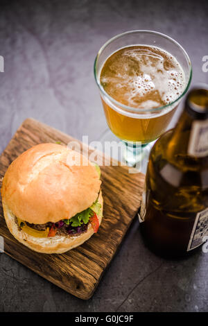 Rindfleisch-Burger serviert mit lokalen Handwerker Ale Bier, Gastro-pub Stockfoto