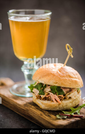 Portion Pub Essen, Schweinefleisch Bap mit Krautsalat, auf Holzbrett mit lokalen Handwerker Ale Stockfoto