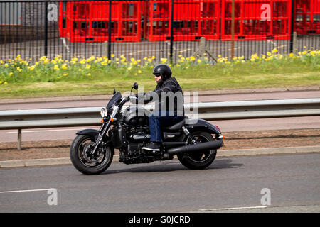 Ein Triumph Rocket X 2300cc drei-Zylinder Motorrad Reisen entlang der Kingsway West Schnellstraße in Dundee, Großbritannien Stockfoto