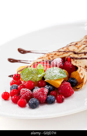 frische leckere hausgemachte Crêpe Pfannkuchen und Obst Stockfoto