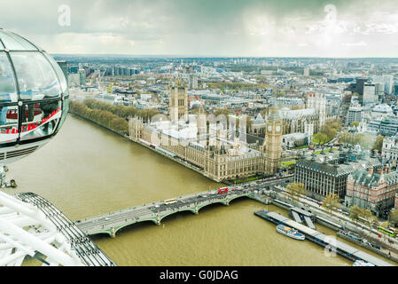 LONDON, UK - 26. April 2016 Gruppe von Touristen gern Luftbild von London aus London Eye Attraktion. Stockfoto