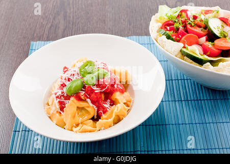 leckere frische hausgemachte Ravioli und Tomatensauce Stockfoto