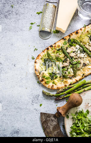 Frische Pizza Primavera Rand Hintergrund auf Schiefer Stockfoto