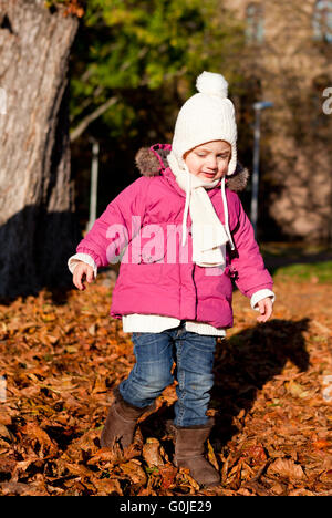 niedliche Littloe Mädchen spielen im Freien, im Herbst Stockfoto