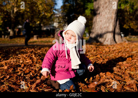 niedliche Littloe Mädchen spielen im Freien, im Herbst Stockfoto