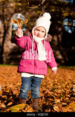 niedliche Littloe Mädchen spielen im Freien, im Herbst Stockfoto