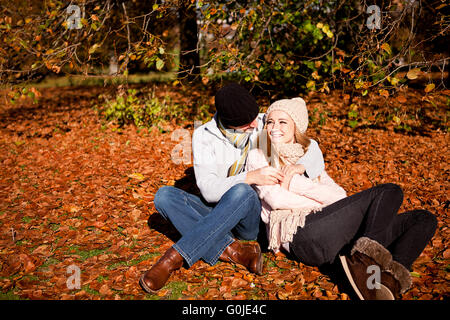 glückliches junges Paar smilin im Herbst im freien Stockfoto