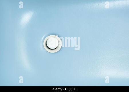 Detail einer Badewanne Abfluß in einem Hellblau Badewanne Stockfoto