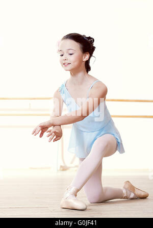 Kleine Tänzerin Übungen im Ballettstudio Stockfoto