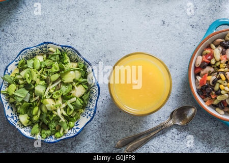 gemischte Salate in Schalen von oben, auf Schiefer Tisch mit textfreiraum für tect Stockfoto