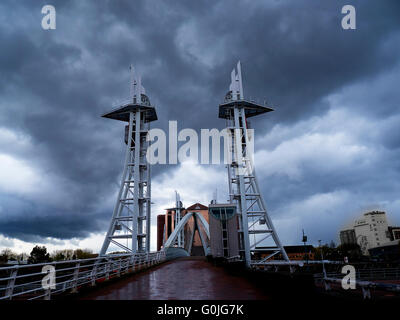 Salford Quays einmal Manchesters Docks. Dies ist die Millennium Bridge über den alten Ship canal Stockfoto