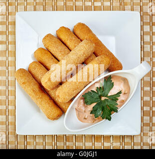 Draufsicht der gebratenen Hähnchen-Nuggets mit pikanter sauce Stockfoto