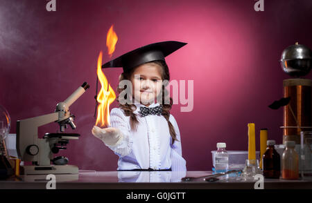 Niedliche Mädchen führt körperliche Erfahrung im Labor Stockfoto