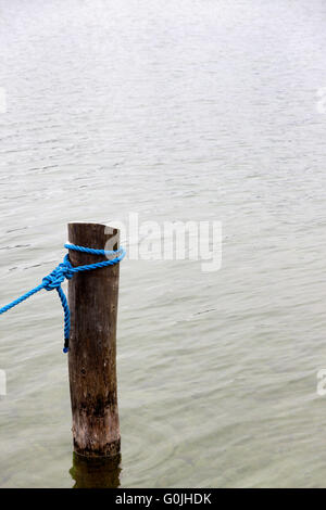 Tau auf eine Holzstange Stockfoto