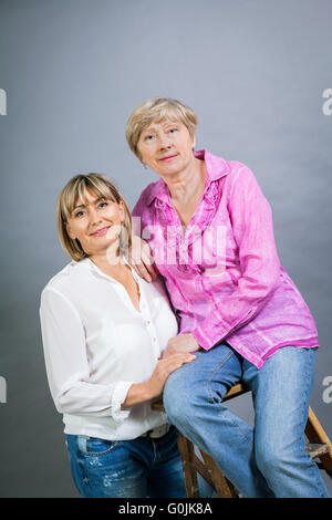Ältere Dame mit der Tochter im mittleren Alter Stockfoto