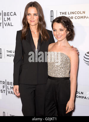New York City, USA - 15. April 2016: Katie Holmes und Stefania LaVie Owen besuchen die Premiere von allen hatten wir Stockfoto