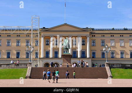 Reiterstatue von König König Charles III, Königspalast, Oslo, Norwegen / Det königlichen Slott Stockfoto